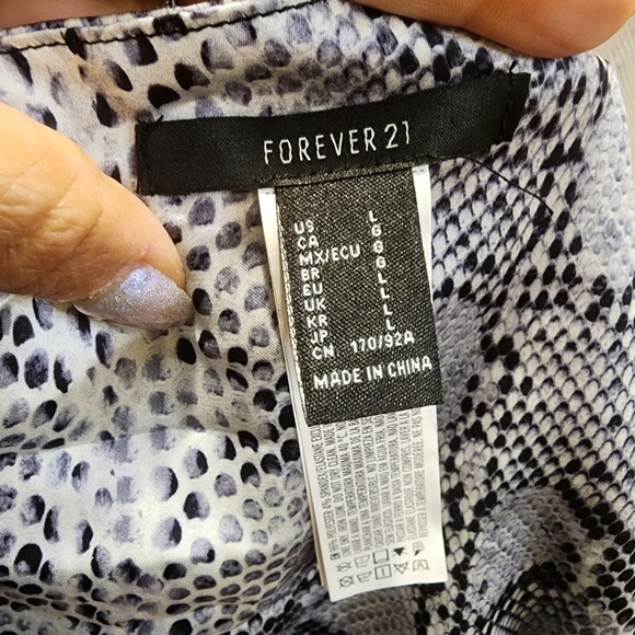 FOREVER 21 Sneak print tie back strapless top size L - Picture 7 of 8